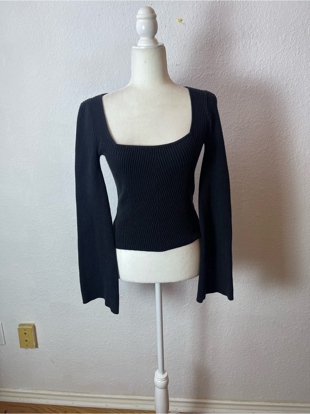 Hollister black ribbed square-neck bel sleeve sweater size M